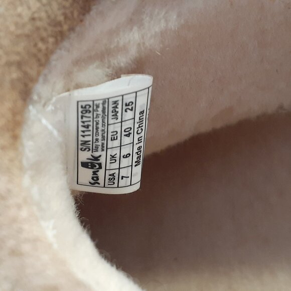 Sanuk Boots: New with tags - Picture 6 of 8